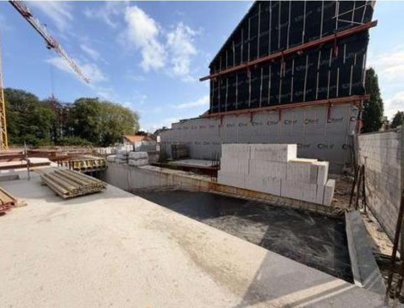 Betondek en gestapelde materialen op de werf