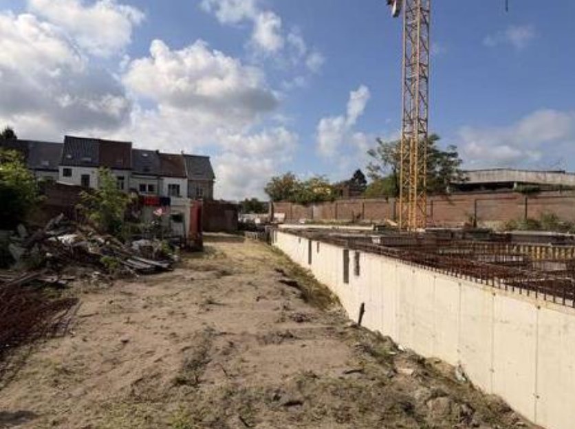 Funderingswand met wapening na het uitgraven